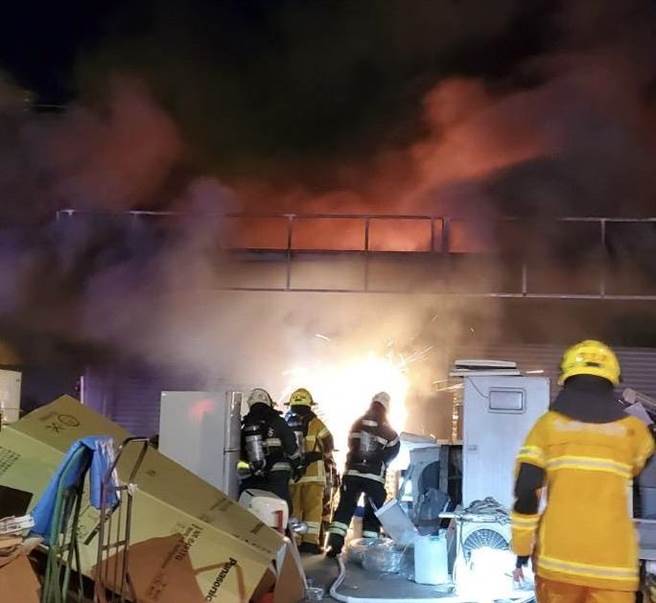 高雄市梓官区信安街一处铁皮仓库于19日晚间近8时发生火警，消防局人员获报到场抢救。（翻摄照片／林瑞益高雄传真）