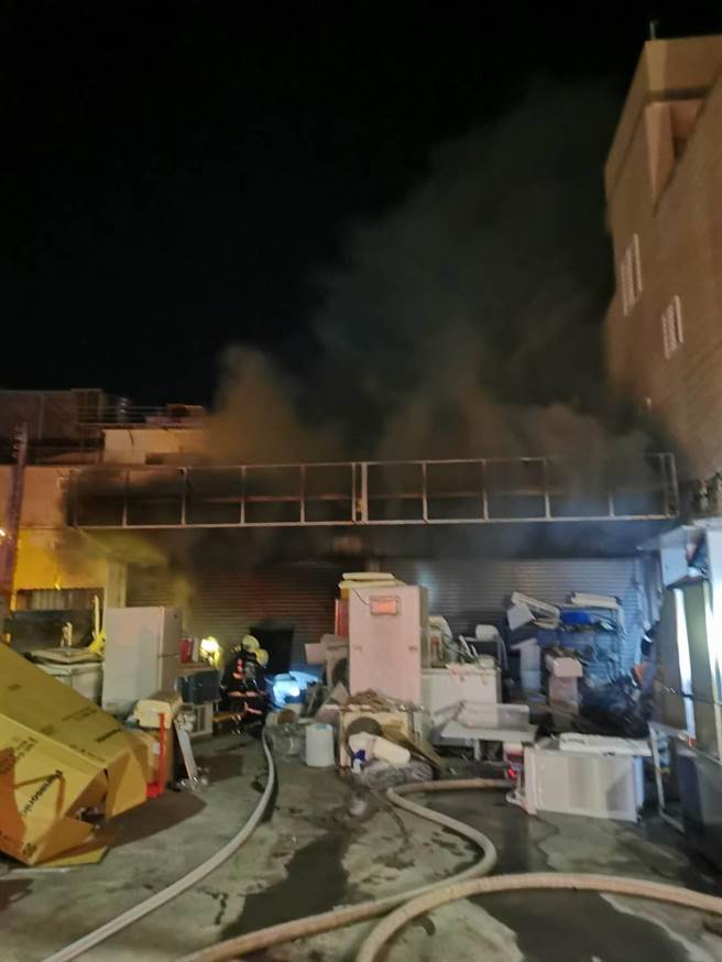 高雄市梓官区信安街一处铁皮仓库于19日晚间近8时发生火警，现场堆满杂物。（翻摄照片／林瑞益高雄传真）