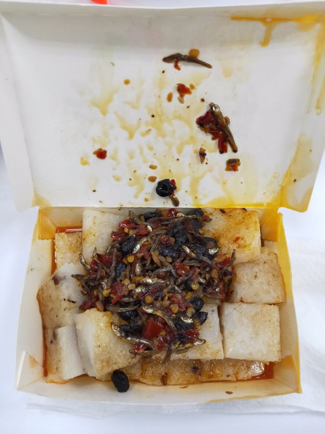 1名网友爱吃辣，某次点外送时，特别在萝卜糕的备注写「要辣，老板娘有多辣，就给我多辣」，没想到收到食物竟是满满整堆的「辣椒小鱼乾」。（翻摄自脸书「爆废公社」）