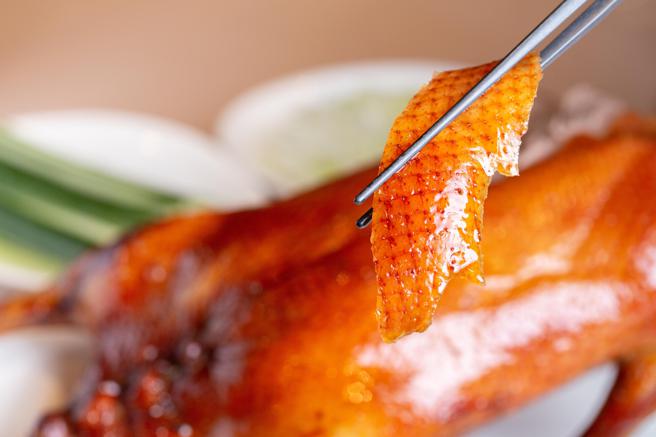 台北万豪酒店「Bonvoy!Taiwan 旅行 ‧ 豪懂你」住房专案，可用加购半价获得价值1000元的台北万豪餐饮抵用券及万豪旅享家额外点数；图为「宴客楼」的经典料理烤鸭。（台北万豪酒店提供）