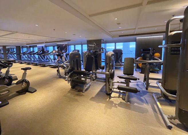 台北万豪酒店的房客可使用坐拥高空市景的健身房空间。（何书青摄）