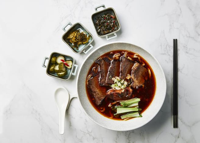 台北万豪酒店Lobby Lounge的牛肉麵。（台北万豪酒店提供）