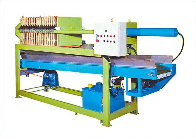 顺珲制造的板框式污泥脱水机具有性能佳、省电、应用广等优点。图／业者提供
