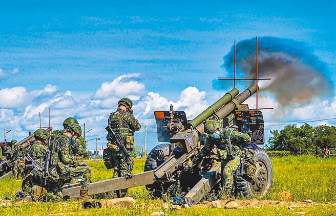 陆军装甲564旅炮兵营日前于炮兵部队测考中心实施105榴炮实弹射击。（军闻社）