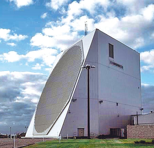 我国向美採购的长程预警雷达「铺路爪」（pave-paws）。（摘自网路）