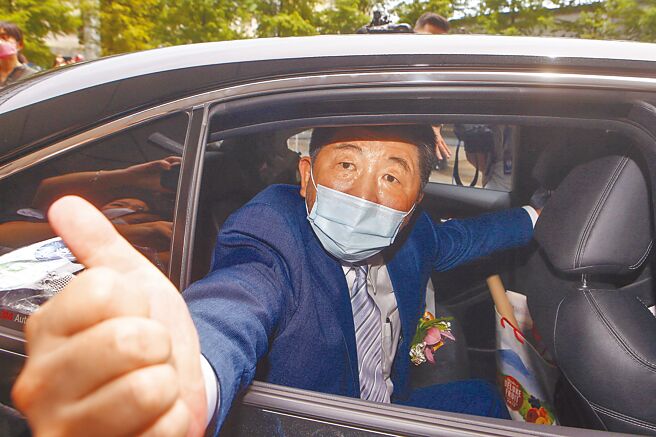 民进党以「总统级规格」全力辅选陈时中。图为卫生福利部于18日举行部长交接典礼，卸任部长陈时中上车后，对欢送他的每个人竖起大姆指比讚。（邓博仁摄）