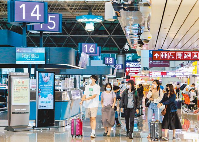 外界企盼能早日开放边境观光，交通部长王国材18日受访时表示，交通部、观光局都做好准备、研拟相关措施。图为桃园机场出境旅客。（陈麒全摄）