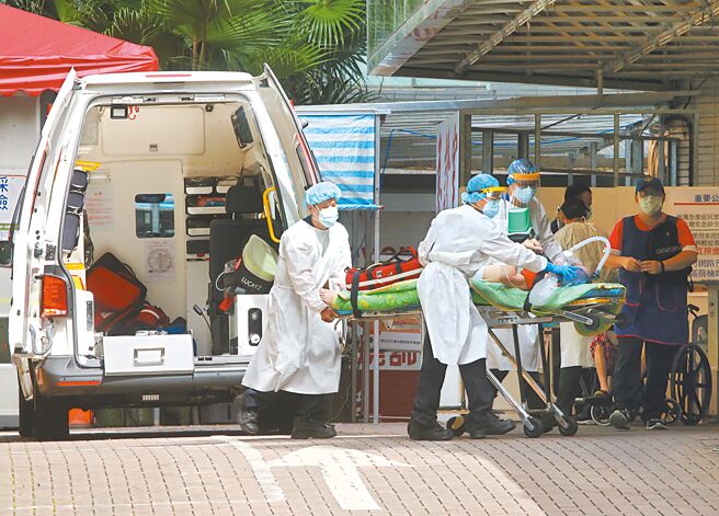 BA.5社区感染案，女子爸妈最新採检结果虽无法定序，但高度怀疑也是BA.5。图为救护车将病患送至急诊室。（资料照 陈君玮摄）