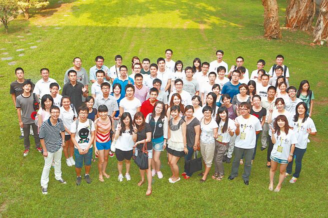 111学年陆生来台就读硕博士班昨放榜，原预计要招1500人，但最后只有45校录取465人，招生达成率为31％，创下史上新低。图为陆籍硕、博士生大合照。（本报资料照片）