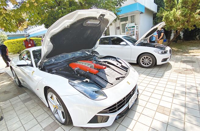 刑法没收新制是否违宪，19日将在宪法法庭辩论。图为2021年行政执行署台中分署拍卖诈欺案查扣的3部豪车，其中超跑法拉利F12 Berlinetta（左）以690万元拍出。（本报资料照片）