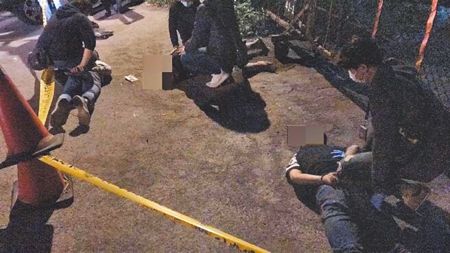 19岁蔡姓保全与21岁刘姓男子去年12月间犯下ATM抢案，新北地院以情轻法重为由，予以减刑，分别判处刘男、蔡男3年10月徒刑、3年6月徒刑。图为警方当时逮捕嫌犯。（警方提供／蔡雯如新北传真）