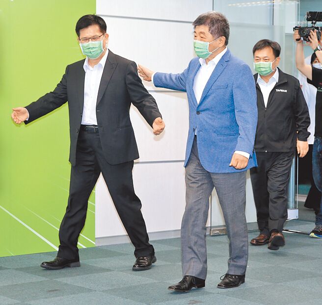 民进党中执会13日通过徵召卫福部长陈时中（中）、前交通部长林佳龙（左）出马参选台北、新北市长；民进党主席蔡英文18日邀新北立委在官邸会商，并敲定民进党秘书长林锡耀（右）出任林佳龙竞选总部主任委员。（本报资料照片）