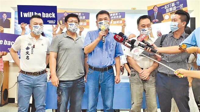 苗栗議長鍾東錦（中）昨天稱他將死戰不退，並回嗆黨中央屢放冷箭，對他是無形的追殺。（李京昇攝）