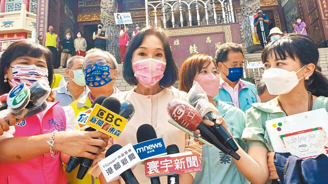 国民党高雄市长参选人柯志恩（中）日前确诊闭关，今日终于出关，但碍于自主管理期间，仍不会有公开行程。（本报资料照片）