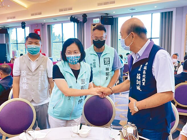 民眾党桃园市长参选人赖香伶（左二）参加民政座谈会，逐桌向里长们问候请托。（吕筱蝉摄）