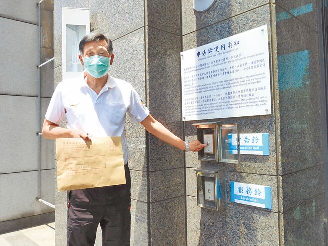 民进党县议员庄枝财18日代表花莲县议会前往花莲地检署按铃申告，指控花莲县政府环保局包庇、图利厂商倾倒厨余。（罗亦晽摄）