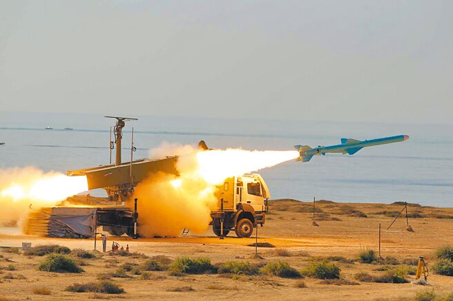 图为2012年1月2日，伊朗海军在伊朗南部霍尔木兹海峡附近试射一枚导弹。（新华社）