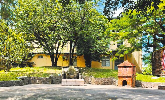 南庄国中校园内的「万善爷墓」，埋葬南庄事件先人骨骸，地方提报争取登录为苗栗县史蹟有形文化资产 。（苗栗县府提供／李京升苗栗传真）