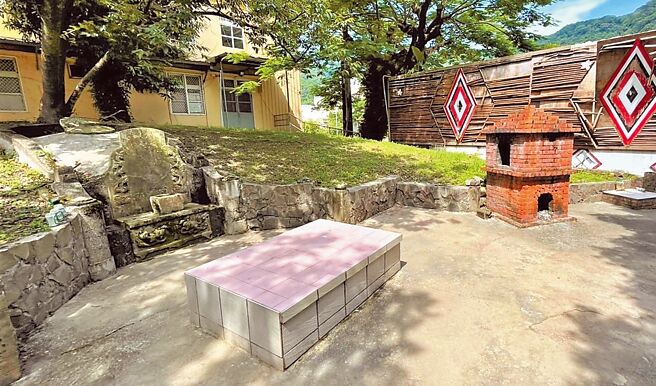 南庄国中校园内的「万善爷墓」，埋葬南庄事件的先人骨骸，地方提报争取登录为苗栗县史蹟有形文化资产 。（李京升摄）