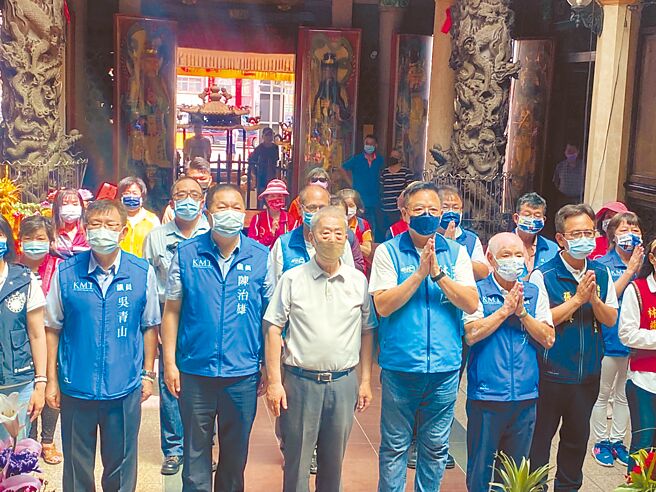 国民党新竹市长参选人林耕仁（右三）18日持续勤走宫庙基层，为民祈福也争取基层支持。（陈育贤摄）