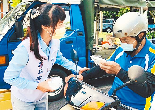 嘉義縣朴子市是全縣唯一提供確診或被居隔市民，出具隔離單就領1000元防疫補助金的鄉鎮，朴子市長吳品叡近日主動上街頭宣導防疫政策。（取自吳品叡臉書／呂妍庭嘉義傳真）