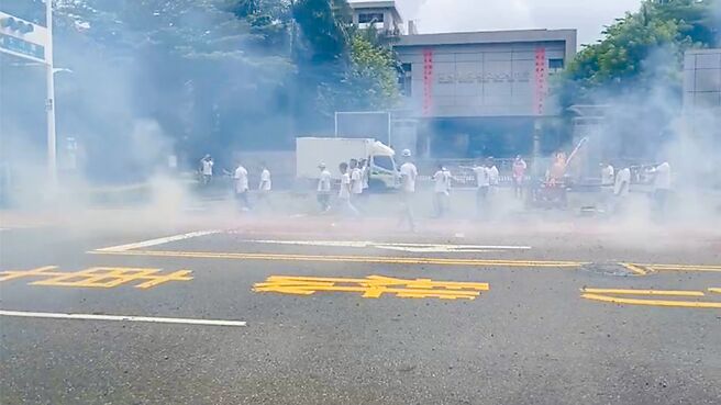 高雄左营区柯家文衡圣帝庙17日举办庙会遶境活动，庙方人员沿途燃放鞭炮，高市府环保局将对庙方依废清法、空污法、噪音管制法开罚9960元罚缓。（高市府环保局提供／洪浩轩高雄传真）