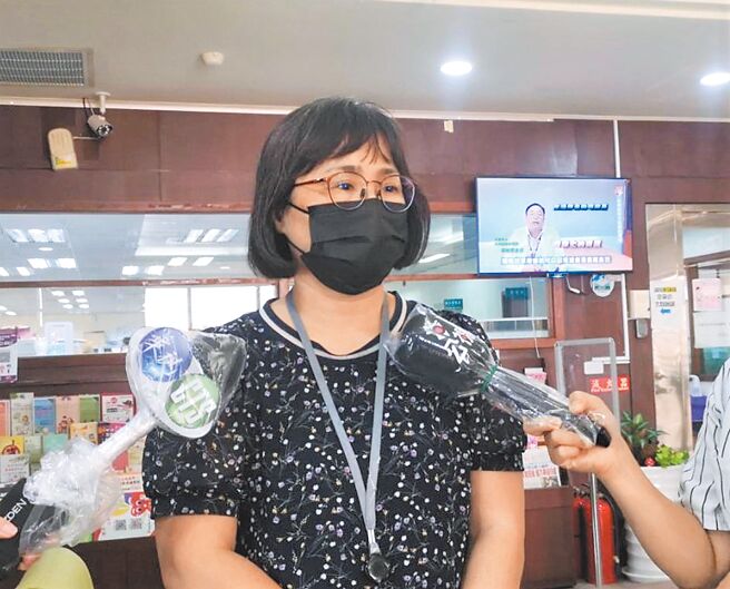 高雄市社会局家防中心主任李慧玲说明个案情形，不排除会将另2位哥哥带回安置，未来会视法院判决情形，再考虑是否让小孩回归家庭。（翻摄照片／崔正纲高雄传真）