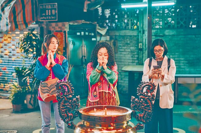 柯佳嬿（左起）、比莉、贾静雯主演的《妈，别闹了！》上线后备受好评。（Netflix提供）