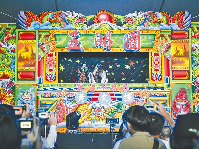 《咱 江湖再见》闭幕活动五洲园野台戏台再现。（霹雳国际多媒体提供）