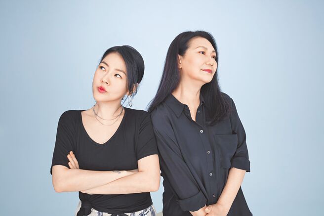 小S（左）与S妈在Podcast节目讨论教养小孩的方法及心得。（金星文创提供）
