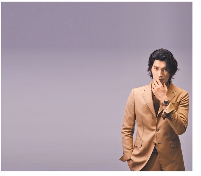 罗宏正穿棕色Burberry西装，戴Oris指针式日历青铜表，展现成熟男人味，Oris Big Crown指针式日历青铜表7万5000元。（摄影／JOJ Photo‧服装提供／Burberry）