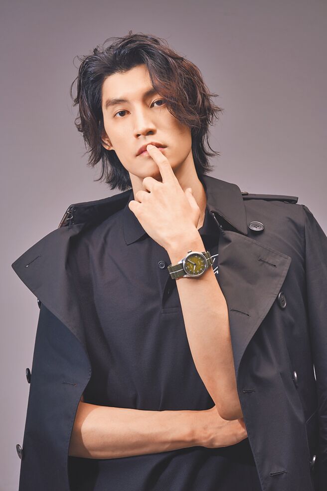 罗宏正穿Burberry服装戴Oris Okavango Air Rescue限量腕表，展现黑暗魅力，腕表6万9000元。（摄影／JOJ Photo‧服装提供／Burberry）