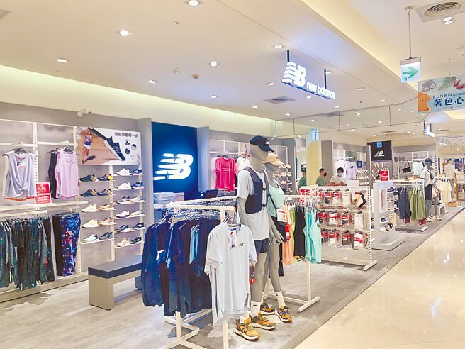 比漾广场1楼New Balance改装开幕后业绩成长100％。（吴奕萱摄）
