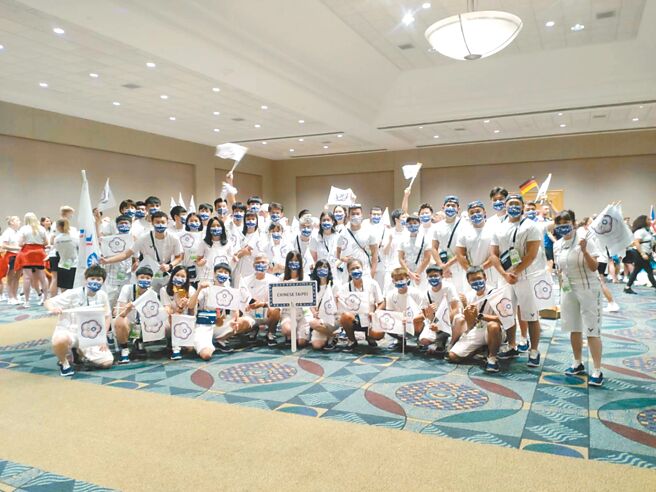 伯明罕世界运动会闭幕典礼，中华代表团人员准备进场。（体育署提供）