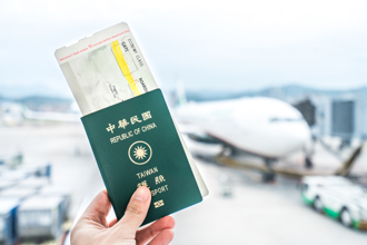 「地表最強護照」這國又奪冠! 台灣排名倒退居34