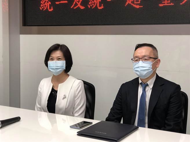 統一財務長陳國煇(右)與統一超財務長吳玟琪(左)19日深夜在證交所召開重大訊息記者會，宣布以290億元收購台灣家樂福剩餘6成股權。(吳靜君攝)