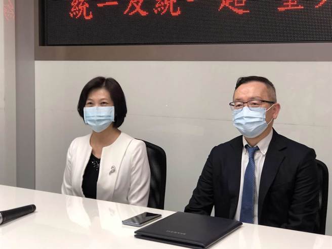 统一财务长陈国煇(右)与统一超财务长吴玟琪(左)19日深夜在证交所召开重大讯息记者会，宣布以290亿元收购台湾家乐福剩余6成股权。(吴静君摄)