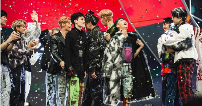 討論度極高的《原子少年》節目，日前是由天王星以〈Yolo〉一曲奪下總冠軍團寶座。（圖／野火娛樂提供）