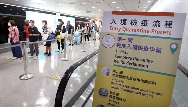 中央流行疫情指揮中心19日宣布，25日起放寬外籍人士得以志工、傳教弘法、研習（宗教教義）、實習、國際交流及度假打工（青年交流）等事由，申請特別入境許可簽證來台。圖為在桃園機場入境管制區內，剛下機的旅客排隊查驗入境檢疫申報資料。（資料照/范揚光攝）