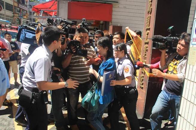 2016年乐活长照中心大火造成7死惨剧，图为当时检警约谈负责人井宝琳说明。（本报资料照片）