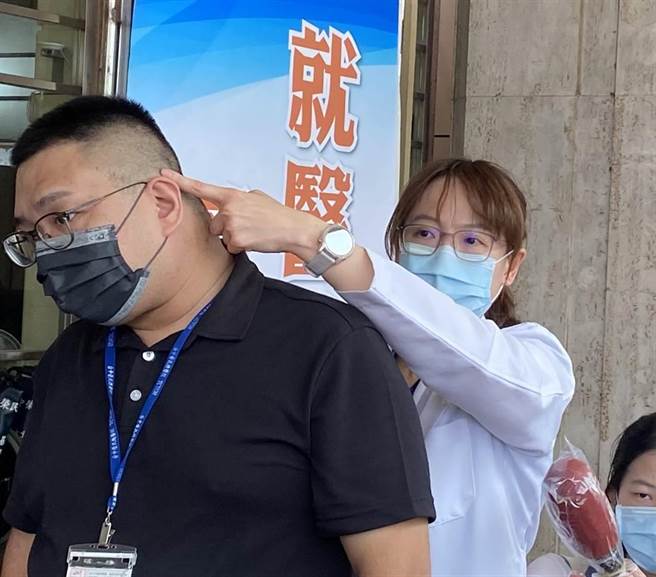 台中荣总神经外科医师黄愉芬指出，子弹从赖敏男左耳后方进，震碎头骨，卡在眼眶骨与颞肌的中间，没有进入眼眶，也没有完全进入脑部。（资料照片）