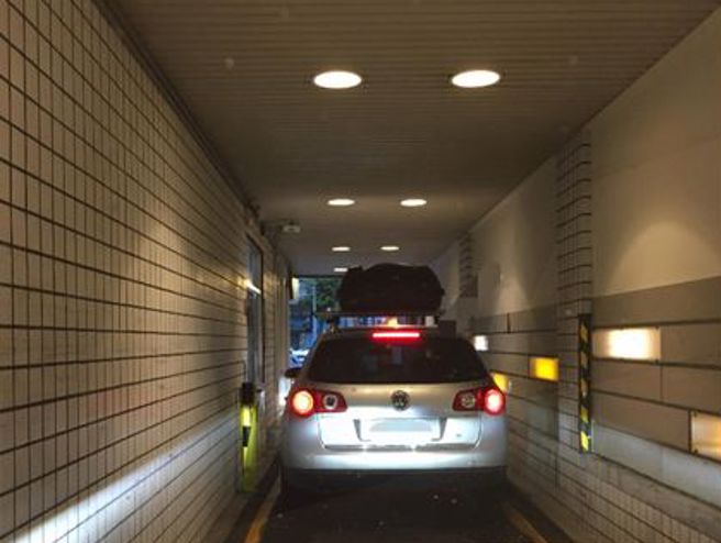 超窄得來速！原PO直呼：「買個薯條像考駕照」。（圖／翻攝自爆廢公社公開版）