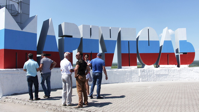 美國19日警告，俄羅斯正在為併吞部分烏克蘭領土做準備，可能依循2014年吞下克里米亞的劇本進行。圖為烏克蘭南部馬立波（Mariupol）遭俄軍佔領後，當地立起漆上俄羅斯國旗顏色、以俄文撰寫的馬立波城市名稱標語。（資料照／美聯社）