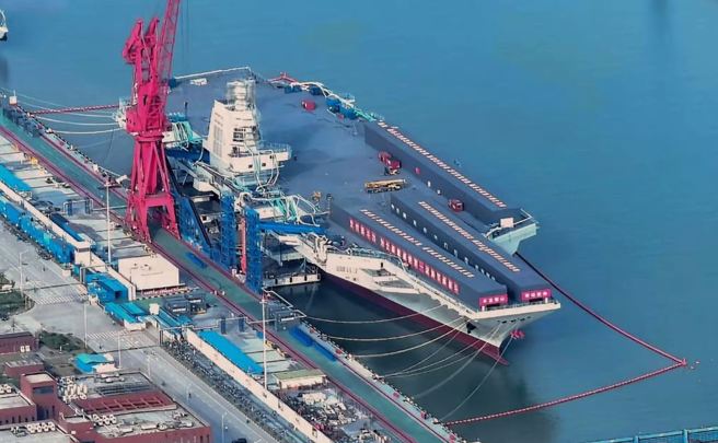 微博上公開的新照顯示，解放軍第3艘航母「福建」艦的雷達和武器系統還沒到位。（微博）