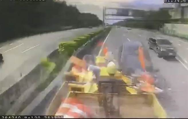 张姓男子昨日驾驶一辆休旅车，从后撞内侧车道施工的防撞车。（翻摄「记者爆料网」）