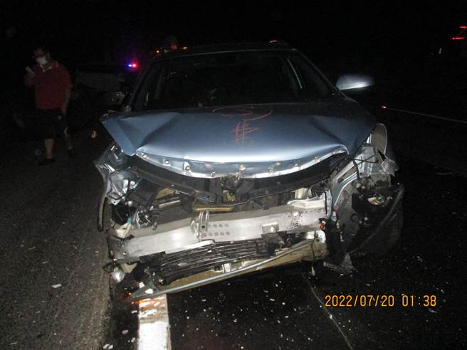 国1北向350.7公里处冈山路段于20日凌晨1时许发生A2交通事故案，其中一辆小客车车头撞烂。（翻摄照片／林瑞益高雄传真）