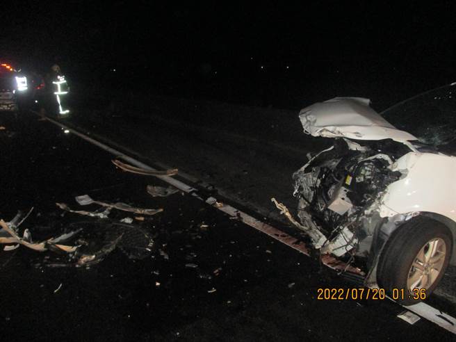 国1北向350.7公里处冈山路段于20日凌晨1时许发生A2交通事故案，图为车祸现场。（翻摄照片／林瑞益高雄传真）