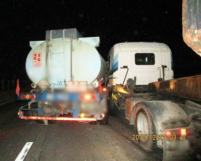 西滨快速道路今天清晨一辆化学槽车，疑因爆胎失控撞上外车道载怪手重机具的曳引车。(民眾提供)