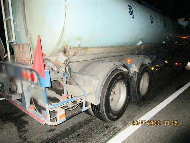 衝撞事故发生后，化学槽车左前轮爆胎、右侧车身受损。(民眾提供)