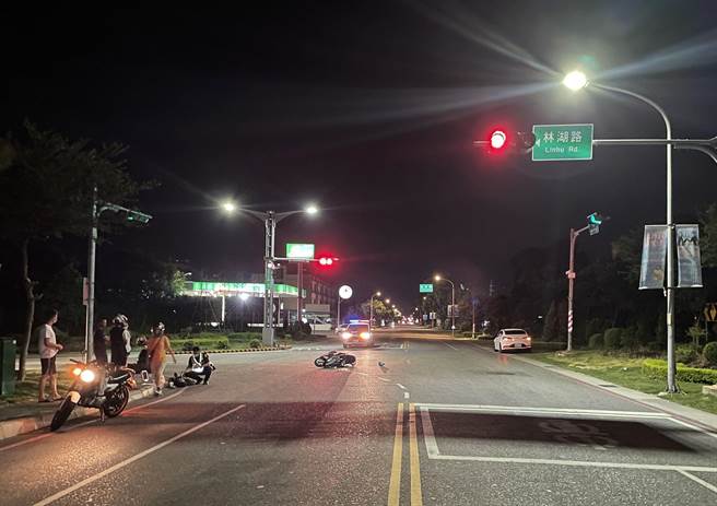 金門金寧鄉環島北路一段與林湖路口昨天深夜發生2名金大生騎機車相撞事故。（警方提供）
